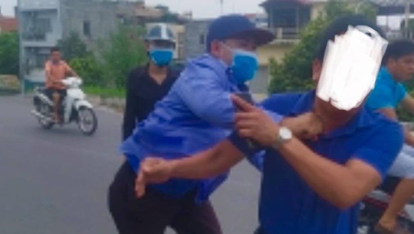 Nhóm phóng viên bất ngờ bị chặn đánh tới tấp khi vừa ra khỏi trụ sở UBND phường Long Biên