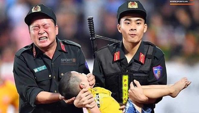 Cảnh sát cơ động sơ cứu cháu bé động kinh ở Nam Định có đúng cách? 