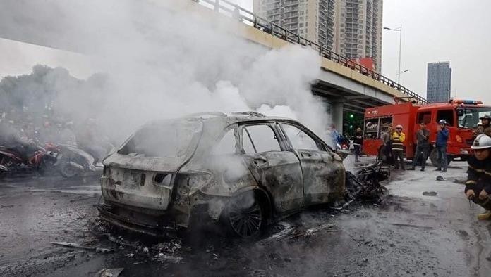 Công an tìm người nhà nạn nhân tử vong do xe Mercedes tông tại Hà Nội