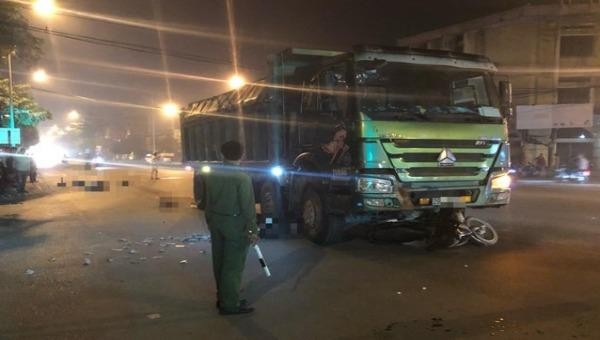 Hai vợ chồng bị xe tải cuốn vào gầm tử vong tại Hà Nội