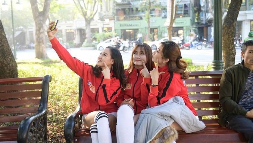 Dàn 'bóng hồng' ăn mừng U22 Việt Nam giành Vàng SEA Games