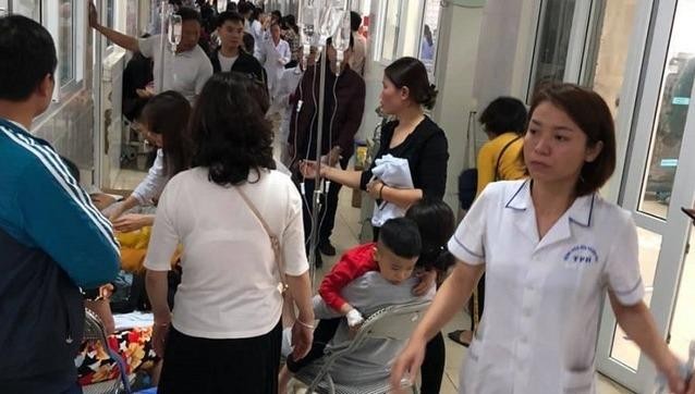 Bệnh viện nhi tỉnh Thanh Hóa đang tập trung câp cứu cho các bệnh nhi bị ngộ độc.