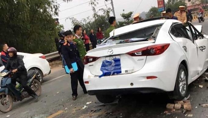 Xe Mazda tông xe ben, tài xế thiệt mạng