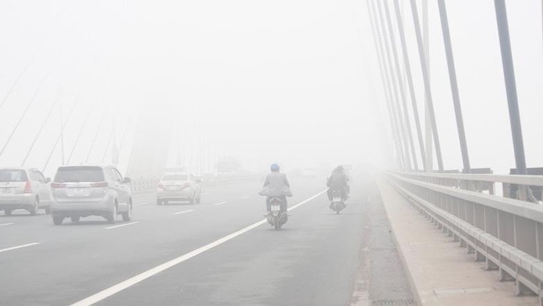 Thủ đô Hà Nội chìm trong sương mù 