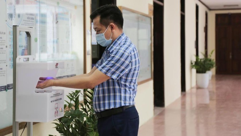 Đại học quốc gia Hà Nội vừa ra mắt bộ đôi sát khuẩn tự động