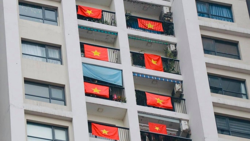 Nhiều toà nhà chung cư tại Hà Nội đã treo cờ Tổ quốc cổ vũ tinh thần Việt Nam chiến thắng đại dịch COVID-19
