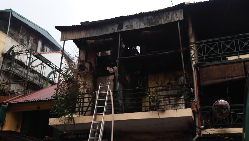 Cháy dữ dội tại căn nhà 2 tầng phố Hàng Ngang 