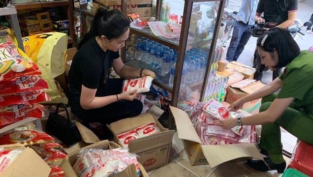 Lực lượng chức năng tiến hành kiểm tra, phát hiện 1,4 tấn mỳ chính giả tại số 24 Hoàng Hoa Thám, phường Nguyễn Trãi, quận Hà Đông.