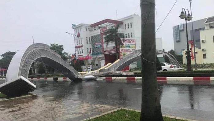 Gió giật sập cổng hoa cao 7m ở Vũng Tàu