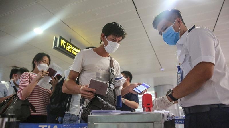 Hành khách kê khai y tế tại sân bay.