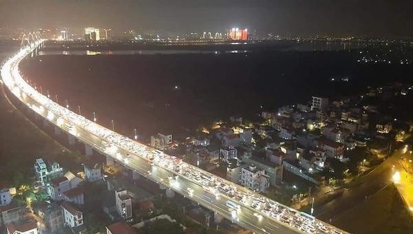 Tắc nghiêm trọng trên cầu Nhật Tân hướng về sân bay Nội Bài  