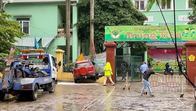 Ô tô mất lái tông đổ hàng rào sắt lao vào trường mầm non ở Hà Nội