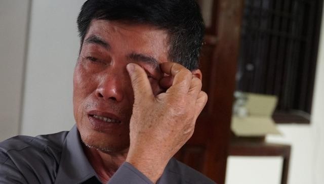 Bố Thiếu tá Nguyễn Cảnh Cường khóc nghẹn khi đọc lại tin nhắn của con