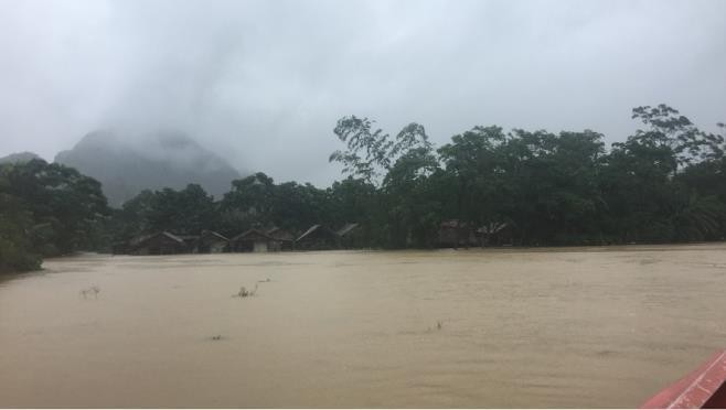 Lũ lụt khiến các nhà dân ở xã Tân Hóa (huyện Minh Hóa) bị chìm sâu trong dòng nước.