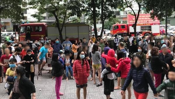 Hàng trăm cư dân hối hả tháo chạy xuống đất vì có hỏa hoạn xảy ra ở tòa chung cư HH1B Linh Đàm 