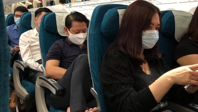 Chuyến bay có hành khách đốt khăn ăn khi chuẩn bị khởi hành từ Hà Nội đi TP.HCM sáng nay (2/11)