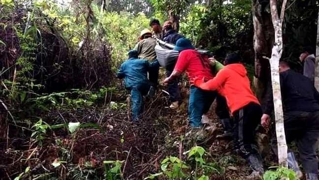 Thanh niên trong thôn dùng võng khiêng chị Phiêu vượt 20km đường rừng đi cấp cứu nhưng không cứu được đứa trẻ trong bụng chị.