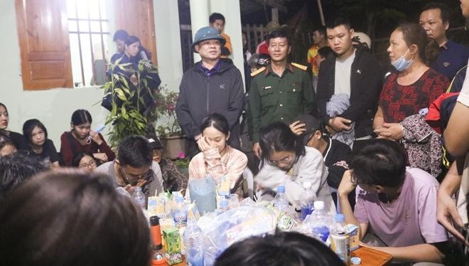 Đồng chí Hoàng Duy Chinh - Bí thư Tỉnh ủy trực tiếp có mặt chỉ đạo tìm kiếm và động viên các em sau khi được tìm thấy