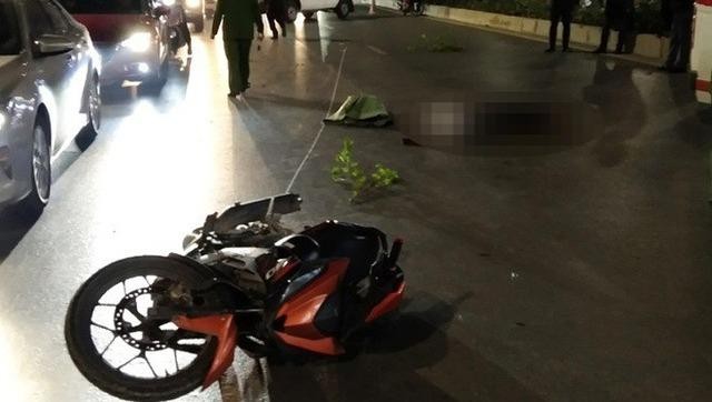 Cú tông mạnh giữa xe máy và nhóm người đi bộ qua đường khiến 2 người tử vong, 1 người bị thương.
