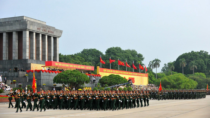 Các lực lượng quân đội với quốc kỳ giương cao tiến vào lễ đài. 