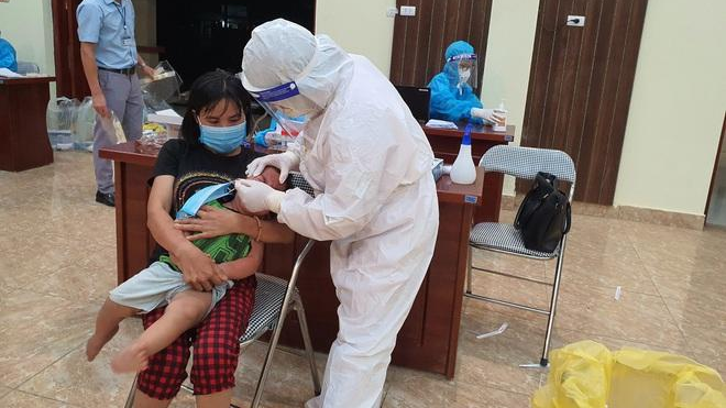 Nhân viên y tế lấy mẫu xét nghiệm COVID -19 cho người dân thôn Đông Xá, xã Đông Phong, huyện Yên Phong.