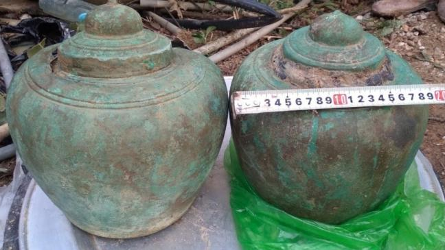 Hai hũ kim loại cổ được phát hiện tại Yên Tử