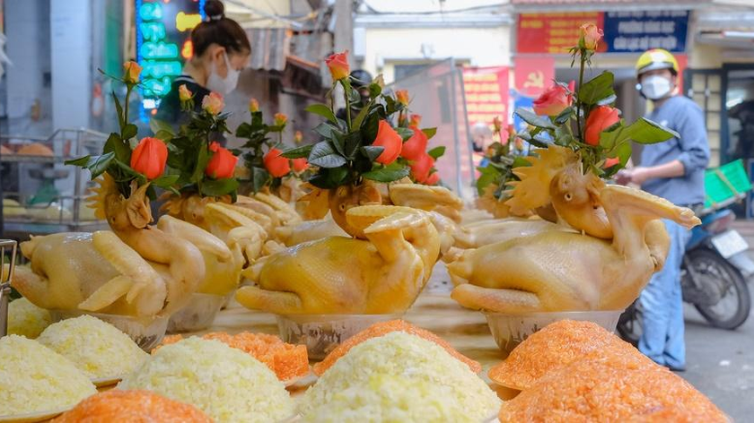 Món gà luộc sẵn ngậm hoa hồng có lẽ là món hàng hóa nổi tiếng nhất của chợ Hàng Bè. 