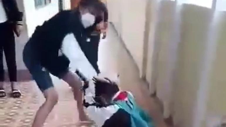 Nữ sinh đánh bạn tại hành lang trường học (Ảnh cắt từ clip).
