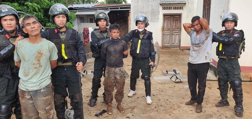 Bắt giữ các nghi phạm vụ khủng bố trụ sở xã ở Đắk Lắk. Ảnh: CAND