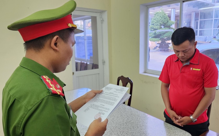 Cơ quan Cảnh sát điều tra Công an TP Đà Nẵng tống đạt quyết định đối với Trần Huy Phước.
