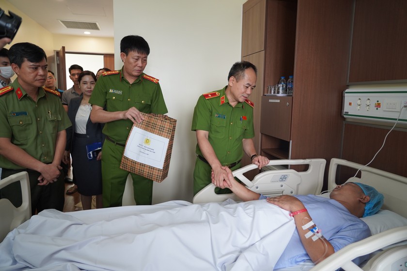 Thiếu tướng Nguyễn Thanh Tùng, Phó Giám đốc CATP Hà Nội cùng đại diện chỉ huy các phòng chức năng CATP đã đến thăm hỏi, động viên Thiếu tá Nguyễn Anh Tuấn.
