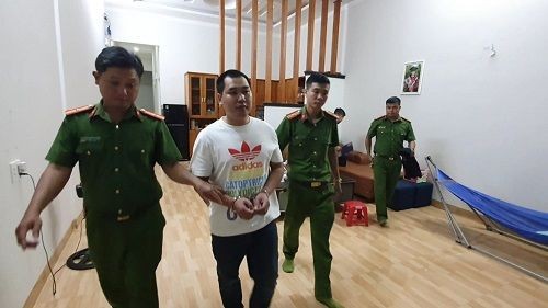 Cơ quan Cảnh sát điều tra bắt dẫn giải đối tượng Nguyễn Minh Trúc
