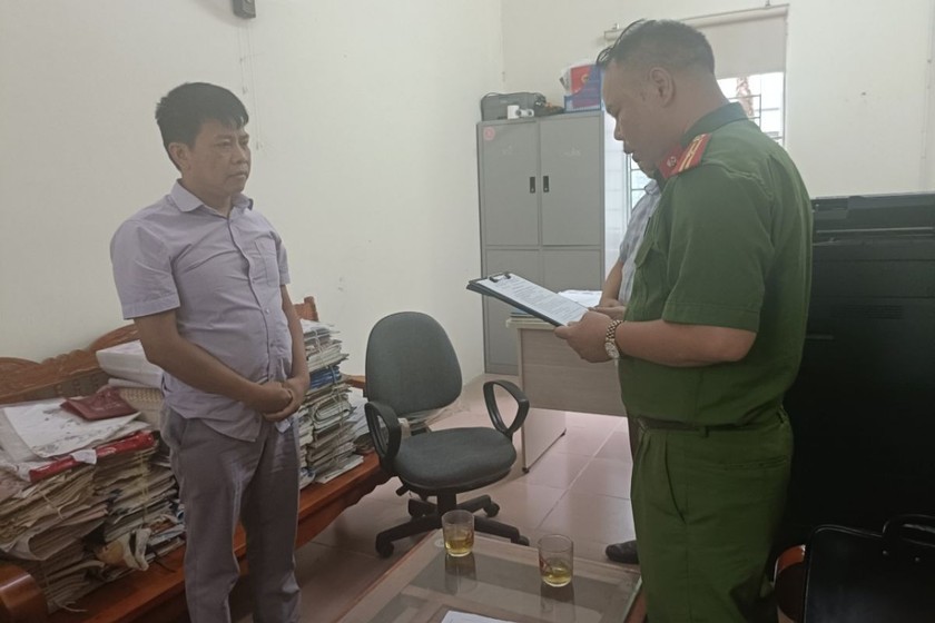 Cơ quan công an tống đạt Quyết định bắt giữ Nông Văn Thuận