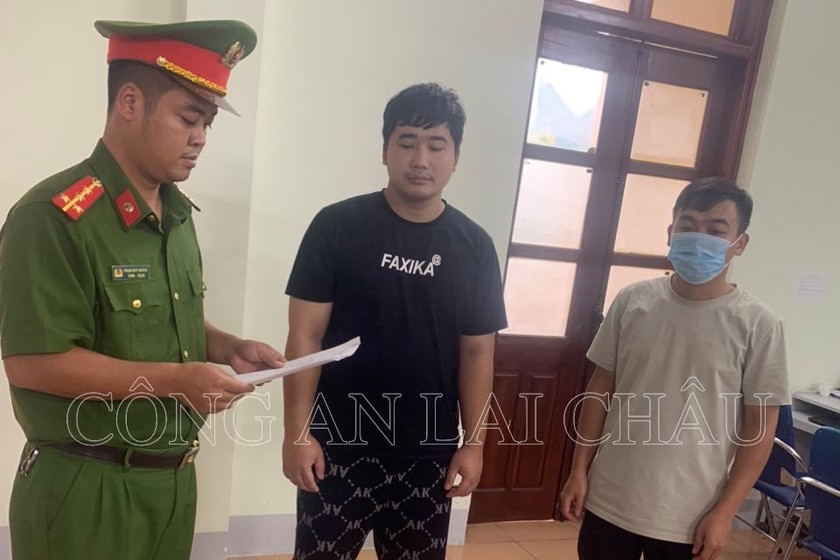 Cơ quan CSĐT đọc quyết định tạm giữ Nguyễn Duy Hùng (áo đen đứng )