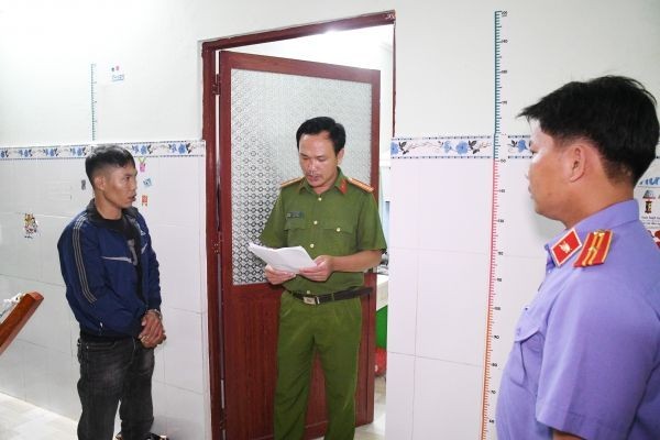 Lực lượng chức năng thi hành lệnh khám xét nơi ở của Trần Văn Tìu. Ảnh: CACC