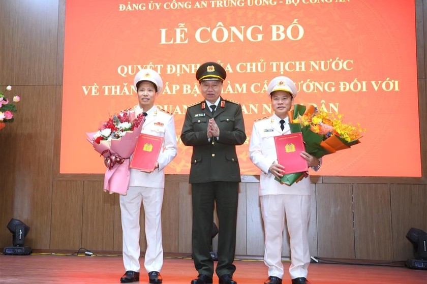 Thừa ủy quyền, Bộ trưởng Tô Lâm trao quyết định thăng cấp bậc hàm từ Thiếu tướng lên Trung tướng đối với Thứ trưởng Lê Văn Tuyến (bên trái) và Nguyễn Văn Long (bên phải).