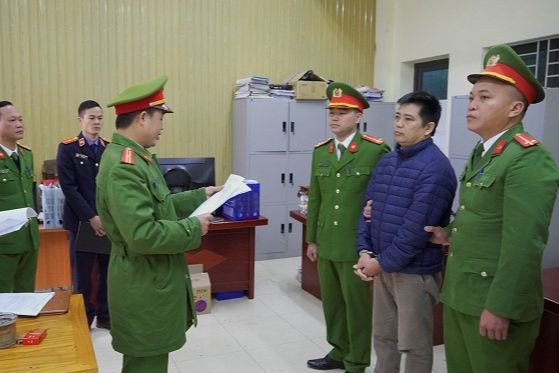 Cơ quan CSĐT công bố lệnh bắt tạm giam đối với Nguyễn Văn Toản (người thứ 2 bên phải). Ảnh: CCC