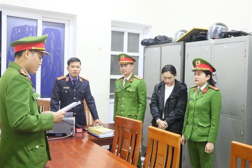Cơ quan Công an tống đạt các Quyết định đối với Phan Thị Ngọc Minh. Ảnh: CACC