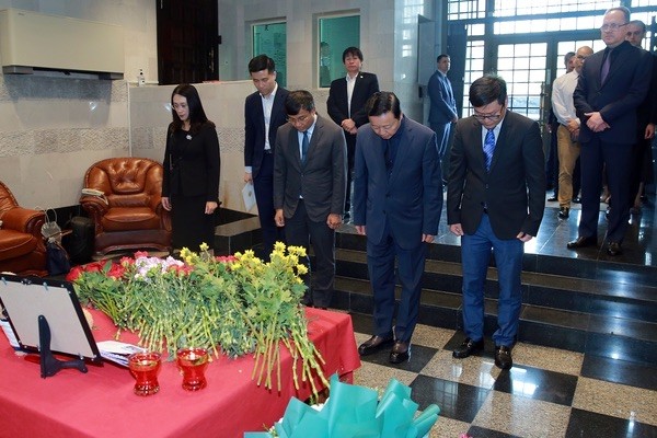Phó Thủ tướng Trần Hồng Hà dành phút tưởng niệm các nạn nhân trong vụ tấn công khủng bố xảy ra tại Trung tâm thương mại Crocus City Hall, tỉnh Moscow, Liên bang Nga - Ảnh: VGP/Minh Khôi