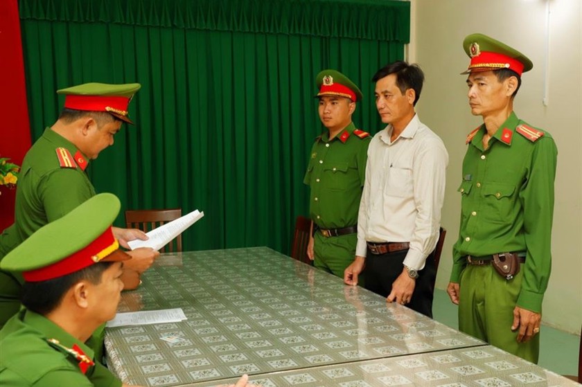 Cơ quan Cảnh sát điều tra - Công an tỉnh Hậu Giang thực hiện lệnh bắt tạm giam đối với Phan Việt Đức. 