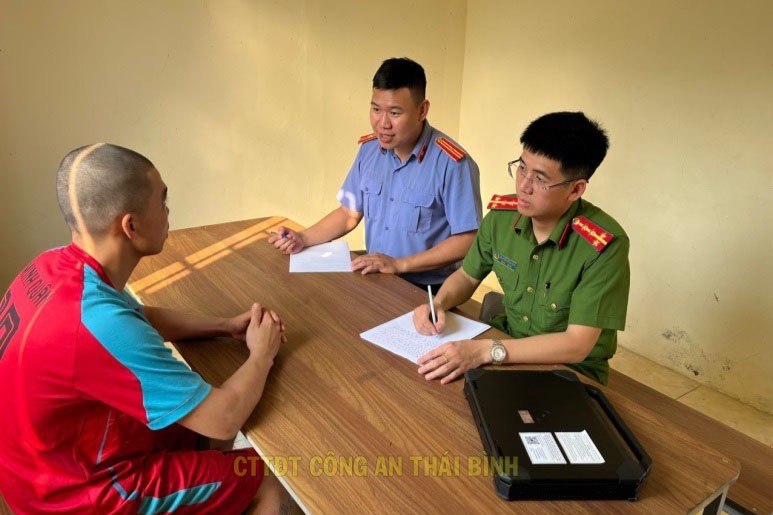 Đối tượng Nguyễn Tiến Hải tại cơ quan cảnh sát điều tra Công an huyện