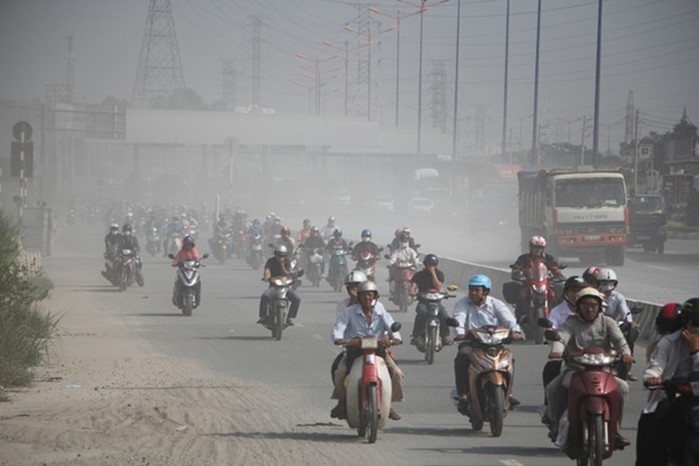 Nhiều người dân Việt Nam biết về ô nhiễm không khí nhưng vẫn không phòng bị khi đi ra đường. Ảnh minh họa