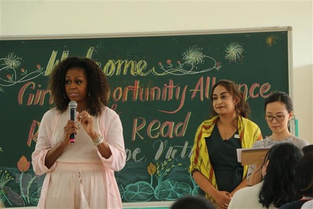 Cựu Đệ nhất Phu nhân Tổng thống Mỹ Michelle Obama nói chuyện với các học sinh trường THPT Cần Giuộc. (Ảnh: Thanh Bình/TTXVN)