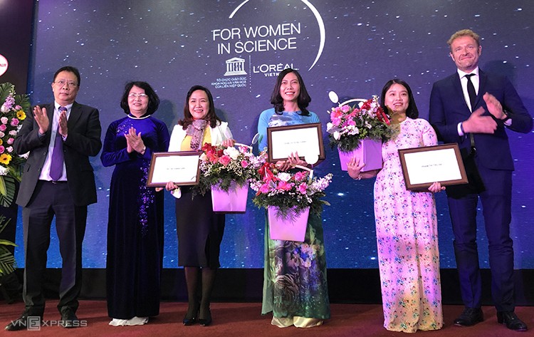 Phó Chủ tịch nước Đặng Thị Ngọc Thịnh và Ban tổ chức trao giải cho ba nhà khoa học nữ