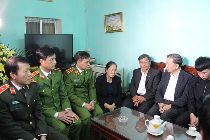 Bộ trưởng Tô Lâm dẫn đầu đoàn công tác Bộ Công an thăm hỏi thân nhân đồng chí Nguyễn Huy Thịnh ngày 11/1