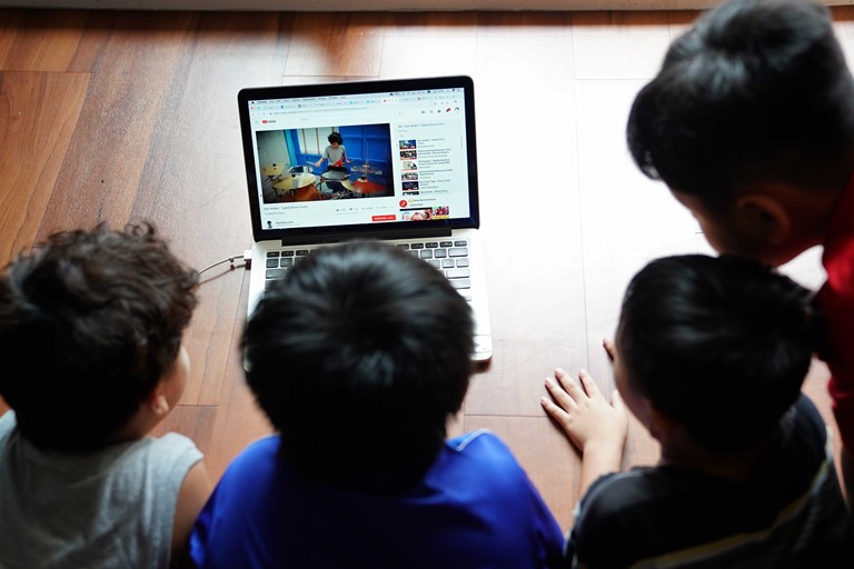  Hơn một phần ba trong số người sử dụng Internet ở Việt Nam là người chưa thành niên và thanh niên