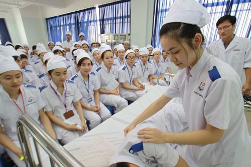 Điều dưỡng là một trong những ngành nghề mà lao động nữ Việt Nam có thế mạnh