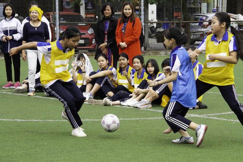 Trẻ em gái chơi bóng đá - “Đếm nụ cười, không đếm bàn thắng”