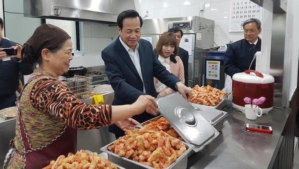 Bộ trưởng Đào Ngọc Dung thăm bếp ăn của lao động Việt Nam tại Hàn Quốc (Nguồn ảnh: Bộ LĐ-TB&XH)