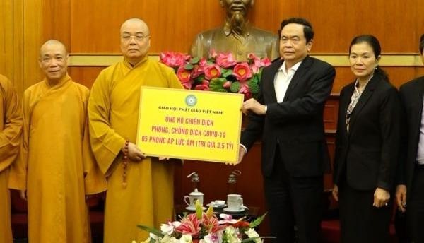 Chủ tịch Trần Thanh Mẫn tiếp nhận ủng hộ từ Trung ương Giáo hội Phật giáo Việt Nam